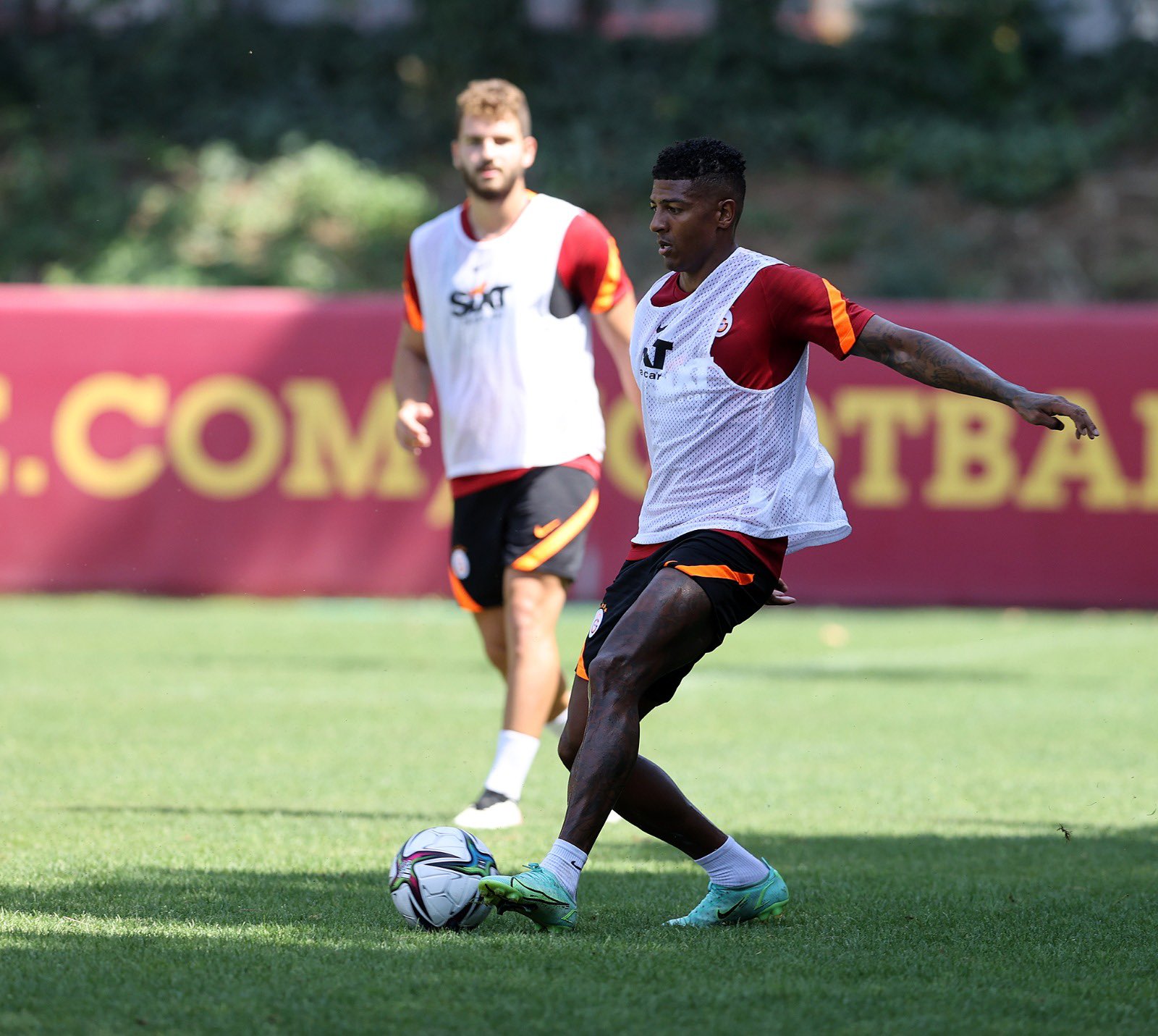 Son dakika spor haberi: Galatasaray’ın yeni transferi Patrick van Aanholt takımla çalışmalara başladı!