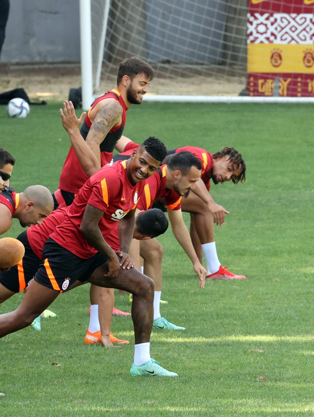 Son dakika spor haberi: Galatasaray’ın yeni transferi Patrick van Aanholt takımla çalışmalara başladı!