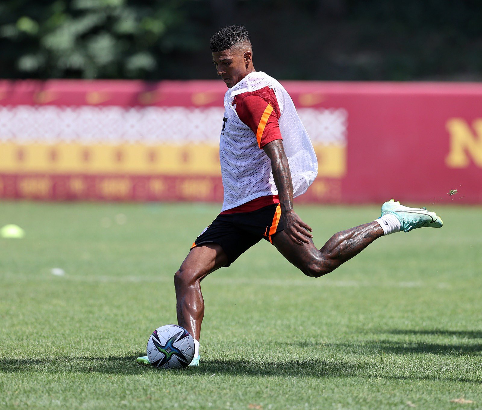 Son dakika spor haberi: Galatasaray’ın yeni transferi Patrick van Aanholt takımla çalışmalara başladı!