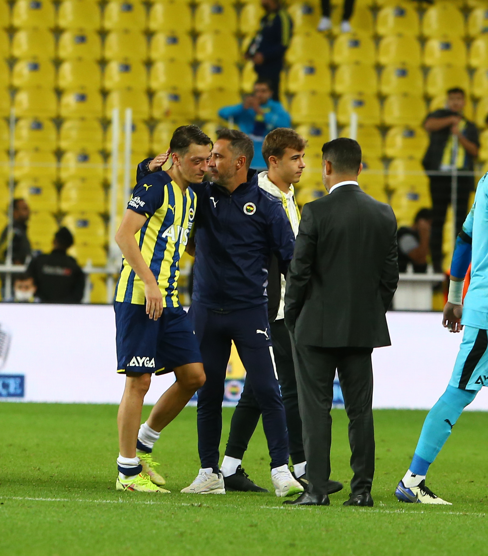 Fenerbahçe’de neler oluyor? Mesut Özil ve Vitor Pereira... FB spor haberi