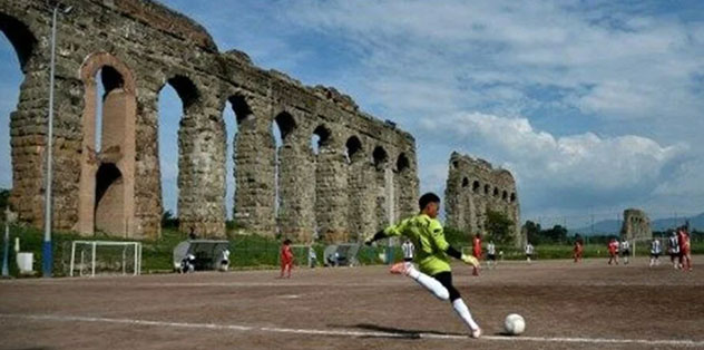 Dünyanın en ilginç futbol sahaları belli oldu!