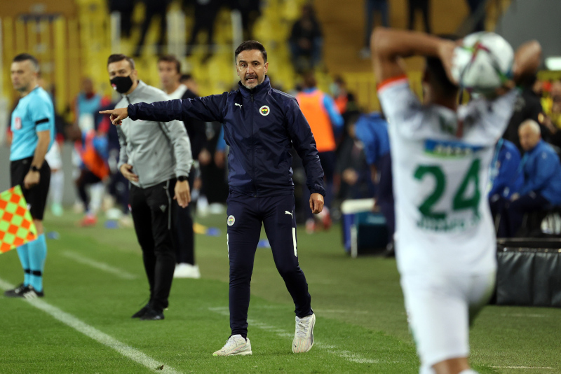 FENERBAHÇE HABERLERİ: Yıldız isme sert eleştiri! Doğru düzgün orta yapamadı
