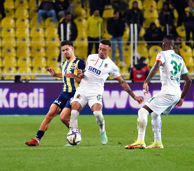 FENERBAHÇE HABERLERİ: Yıldız isme sert eleştiri! Doğru düzgün orta yapamadı