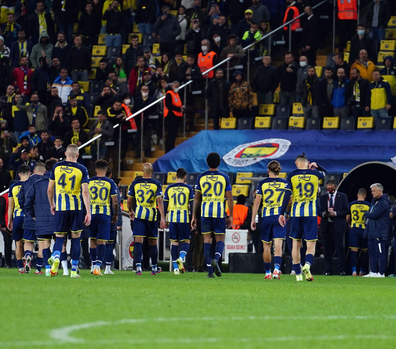 FENERBAHÇE HABERLERİ: Yıldız isme sert eleştiri! Doğru düzgün orta yapamadı
