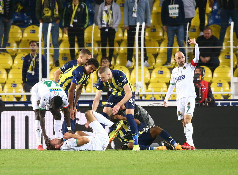 FENERBAHÇE HABERLERİ: Yıldız isme sert eleştiri! Doğru düzgün orta yapamadı