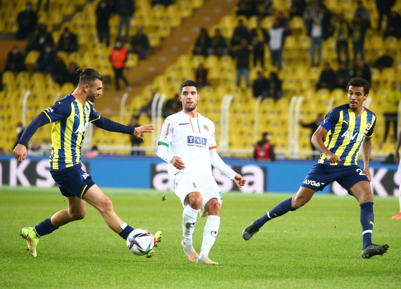 FENERBAHÇE HABERLERİ: Yıldız isme sert eleştiri! Doğru düzgün orta yapamadı