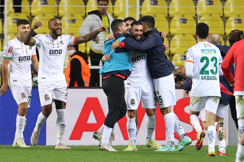 FENERBAHÇE HABERLERİ: Yıldız isme sert eleştiri! Doğru düzgün orta yapamadı