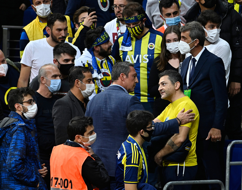 Fenerbahçe Beko Barcelona maçı sonrası Ali Koç ve bir taraftar tartıştı! İşte o görüntüler