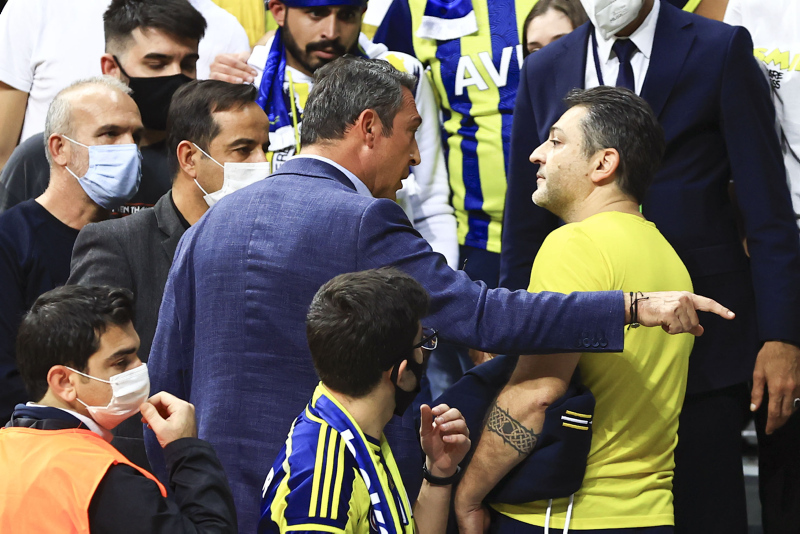 Fenerbahçe Beko Barcelona maçı sonrası Ali Koç ve bir taraftar tartıştı! İşte o görüntüler