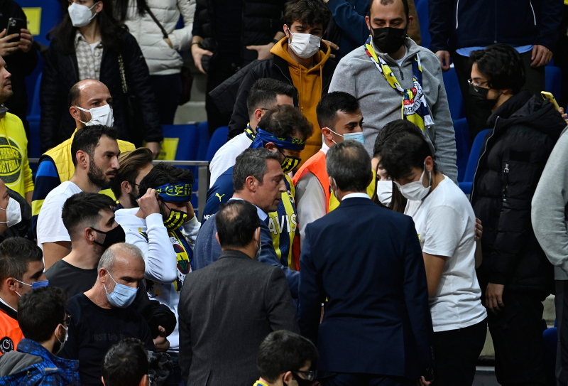 Fenerbahçe Beko Barcelona maçı sonrası Ali Koç ve bir taraftar tartıştı! İşte o görüntüler