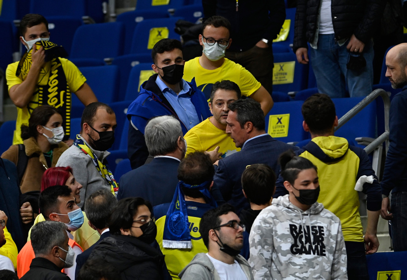 Fenerbahçe Beko Barcelona maçı sonrası Ali Koç ve bir taraftar tartıştı! İşte o görüntüler