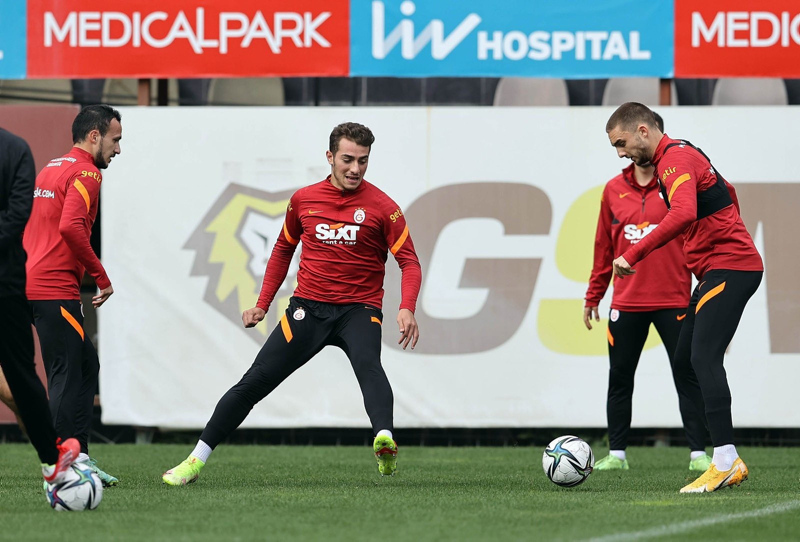 GALATASARAY HABERLERİ - Sarı kırmızılıların idmanında Florya’da sürpriz misafir!