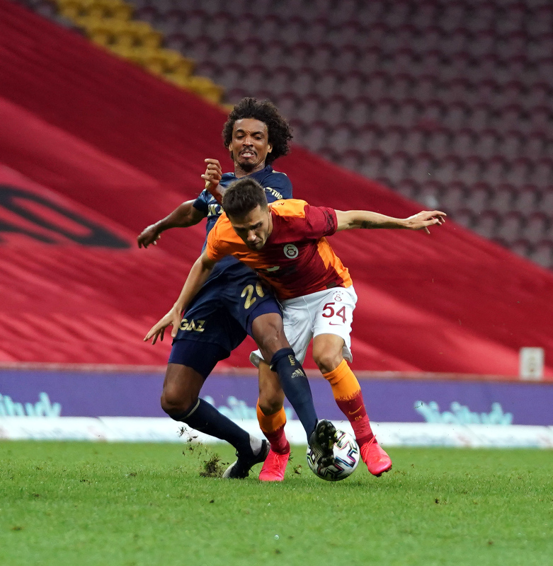 Usta isimden flaş Galatasaray - Fenerbahçe maçı yorumu! Kriz kapıyı iki takım için de çalıyor