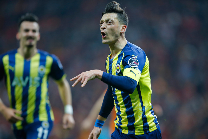 Galatasaray Fenerbahçe derbisi sonrası Mesut Özil Avrupa’da manşetlerde!