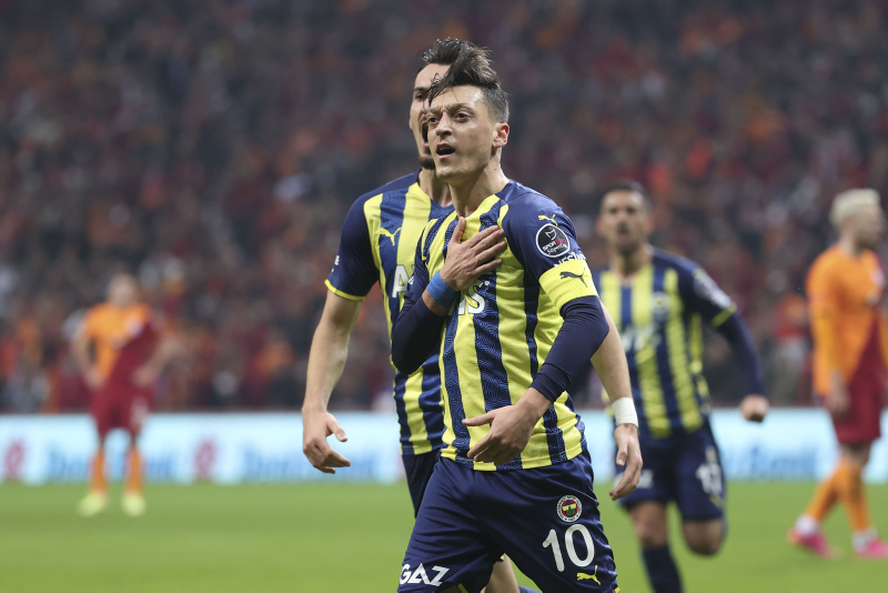 Galatasaray Fenerbahçe derbisi sonrası Mesut Özil Avrupa’da manşetlerde!