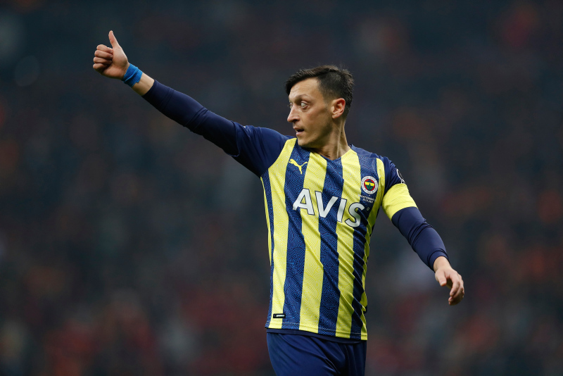 Galatasaray Fenerbahçe derbisi sonrası Mesut Özil Avrupa’da manşetlerde!