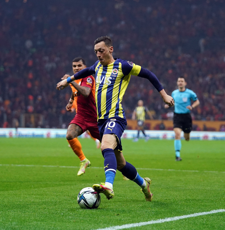 Galatasaray Fenerbahçe derbisi sonrası Mesut Özil Avrupa’da manşetlerde!