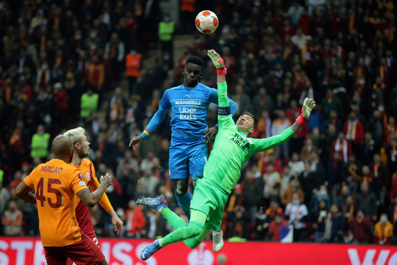 GALATASARAY HABERLERİ - Galatasaray - Marsilya maçında Fernando Muslera tribünlere sinirlendi!