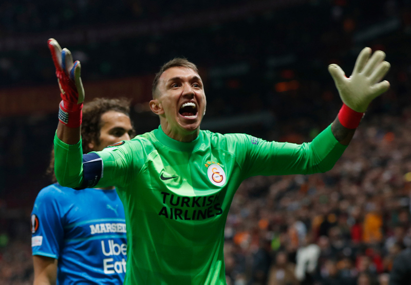 GALATASARAY HABERLERİ - Galatasaray - Marsilya maçında Fernando Muslera tribünlere sinirlendi!