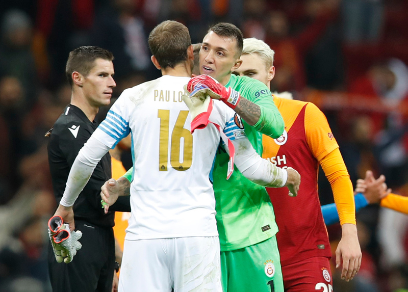GALATASARAY HABERLERİ - Galatasaray - Marsilya maçında Fernando Muslera tribünlere sinirlendi!