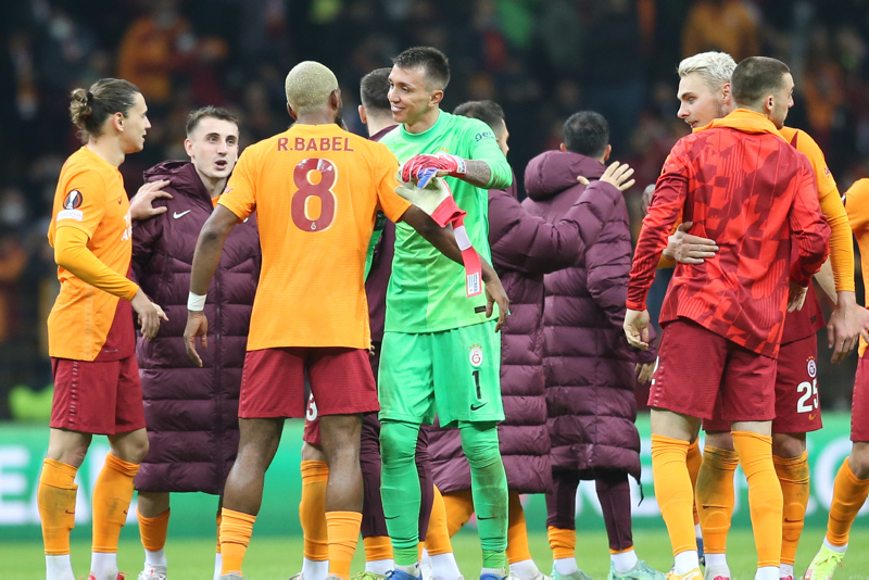 GALATASARAY HABERLERİ - Galatasaray - Marsilya maçında Fernando Muslera tribünlere sinirlendi!