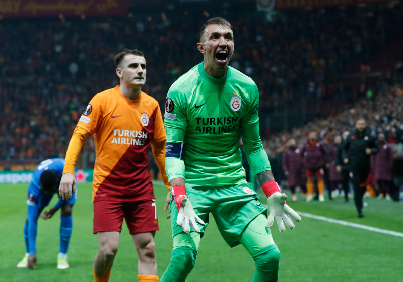 GALATASARAY HABERLERİ - Galatasaray - Marsilya maçında Fernando Muslera tribünlere sinirlendi!