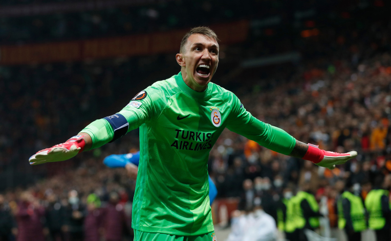 GALATASARAY HABERLERİ - Galatasaray - Marsilya maçında Fernando Muslera tribünlere sinirlendi!