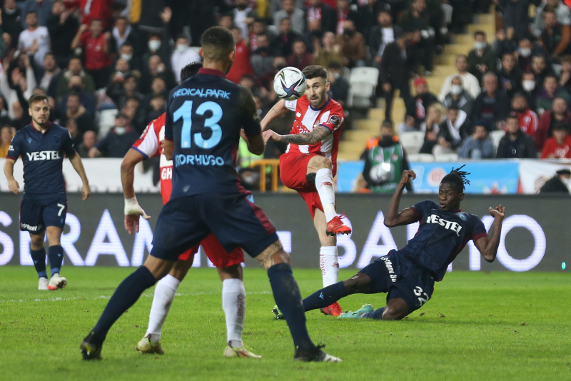 TRABZONSPOR HABERLERİ: Usta yazarlar Antalyaspor-Trabzonspor maçını yorumladı!
