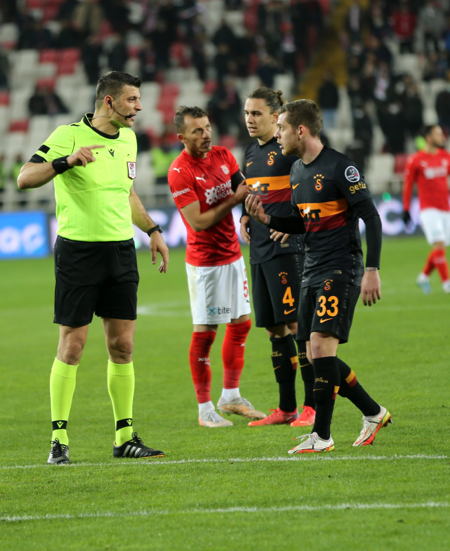 GALATASARAY HABERLERİ - Ahmet Çakar’dan Sivasspor - Galatasaray maçı sonrası çarpıcı sözler! VAR ne iş yapar?