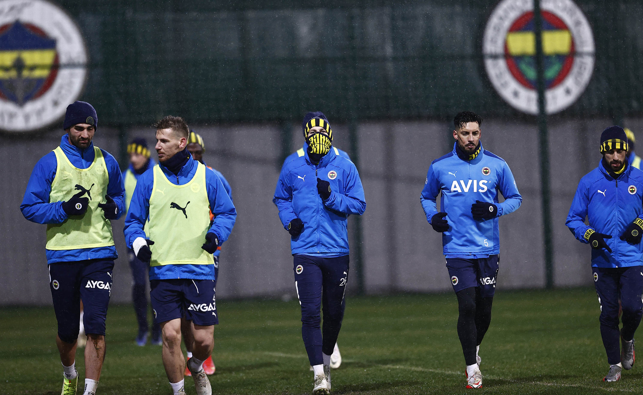 Fenerbahçe’de İsmail Kartal ilk antrenmanına çıktı! İşte idmandan kareler