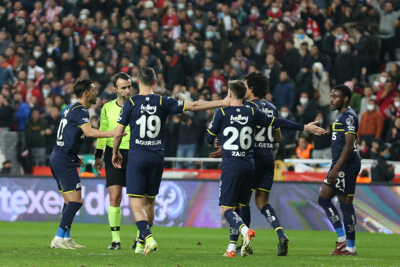 FENERBAHÇE HABERLERİ - Spor yazarları Antalyaspor - Fenerbahçe maçını bu sözlerle değerlendirdi