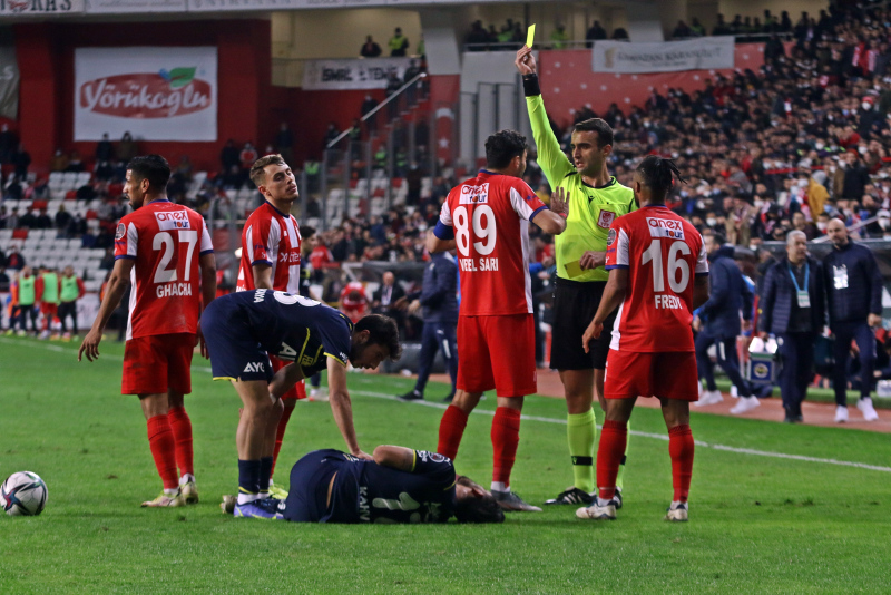 FENERBAHÇE HABERLERİ - Spor yazarları Antalyaspor - Fenerbahçe maçını bu sözlerle değerlendirdi