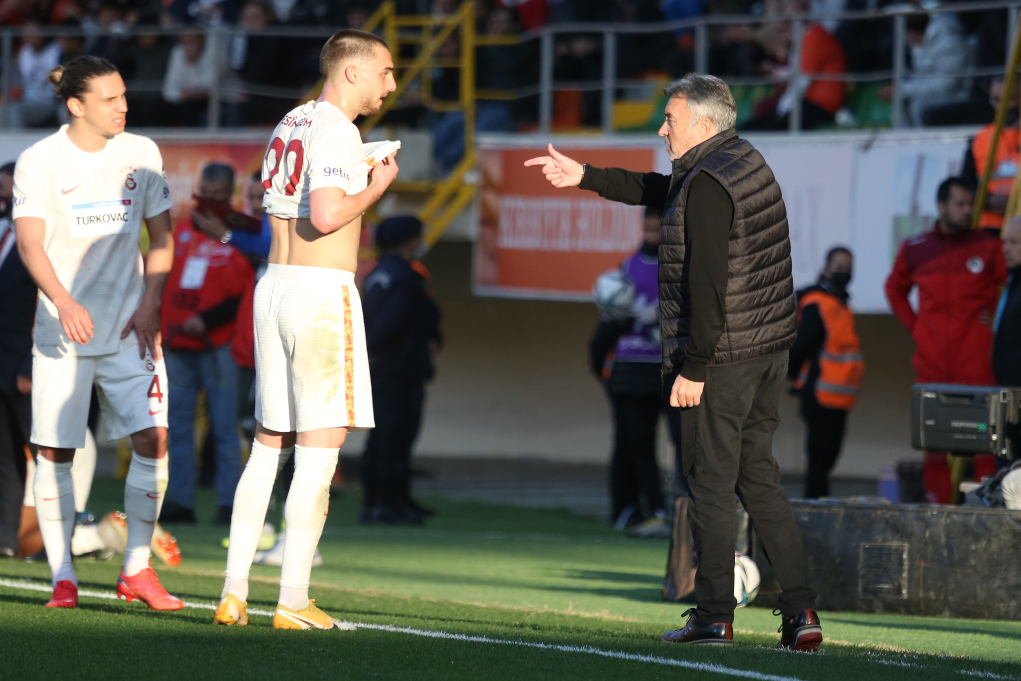 GALATASARAY HABERLERİ - Spor yazarları Alanyaspor - Galatasaray maçını böyle değerlendirdi!