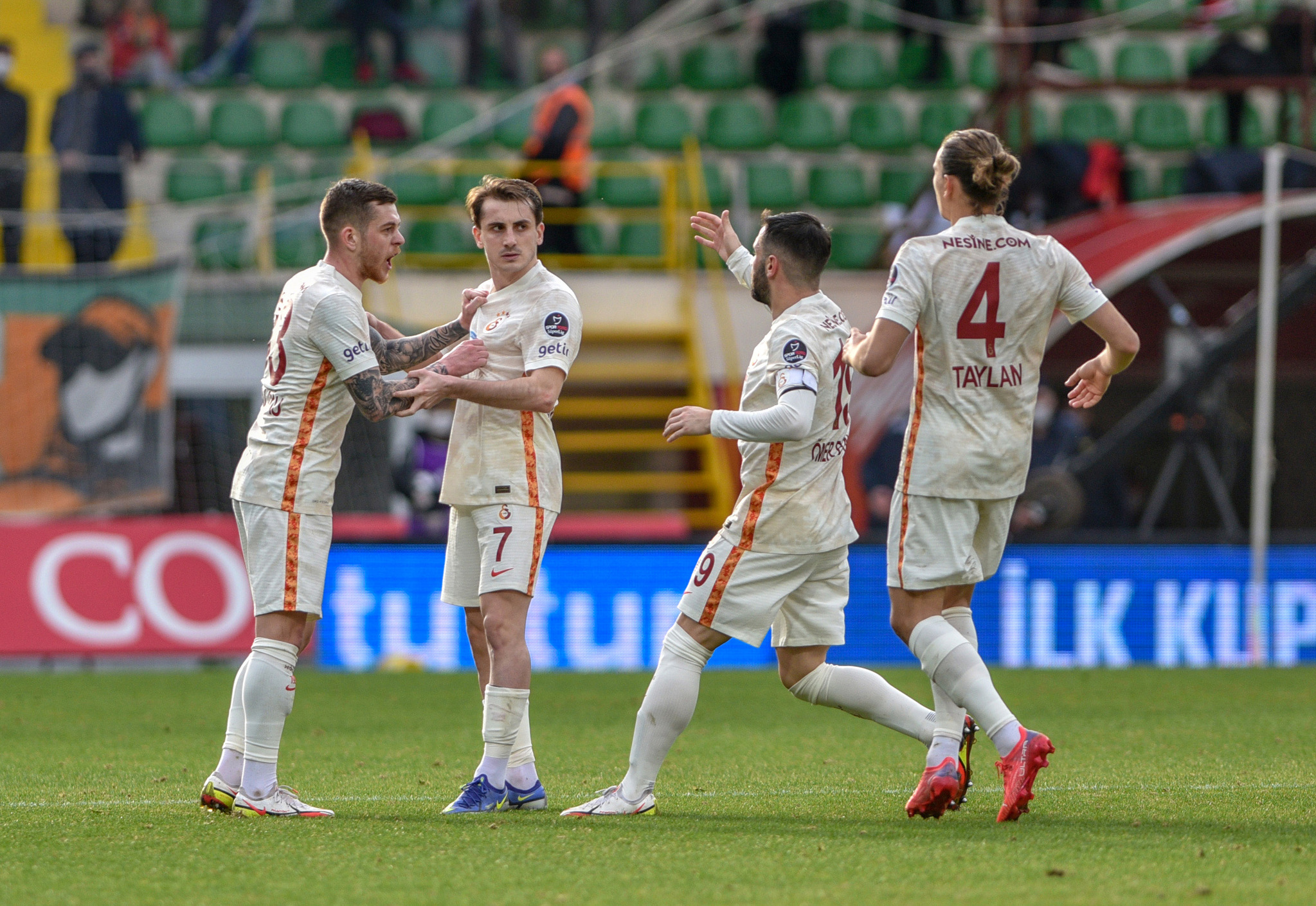 GALATASARAY HABERLERİ - Spor yazarları Alanyaspor - Galatasaray maçını böyle değerlendirdi!