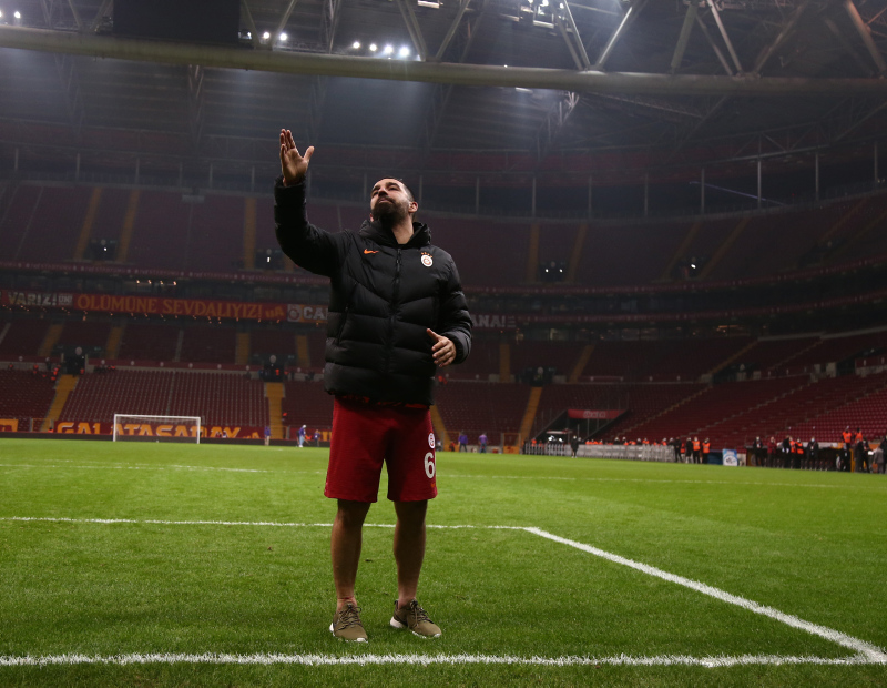 GALATASARAY HABERLERİ - Arda Turan arabasını garsona verdi!