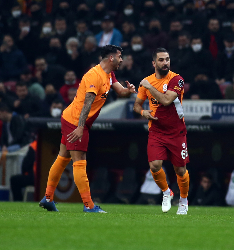 GALATASARAY HABERLERİ - Arda Turan arabasını garsona verdi!