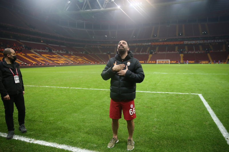 GALATASARAY HABERLERİ - Arda Turan arabasını garsona verdi!