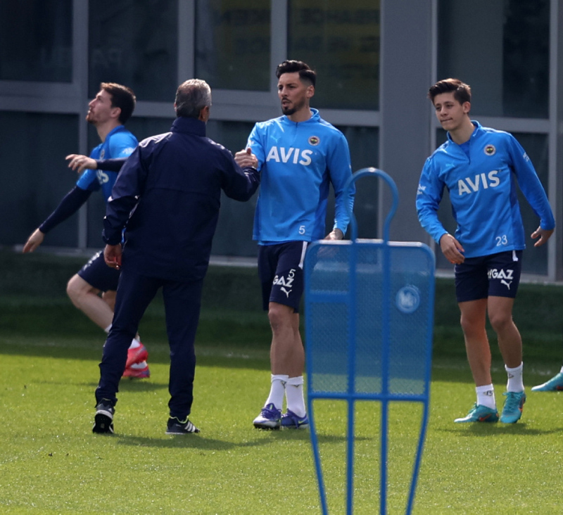 Fenerbahçe’de ilk 11’de 3 isim için karar verilemedi!