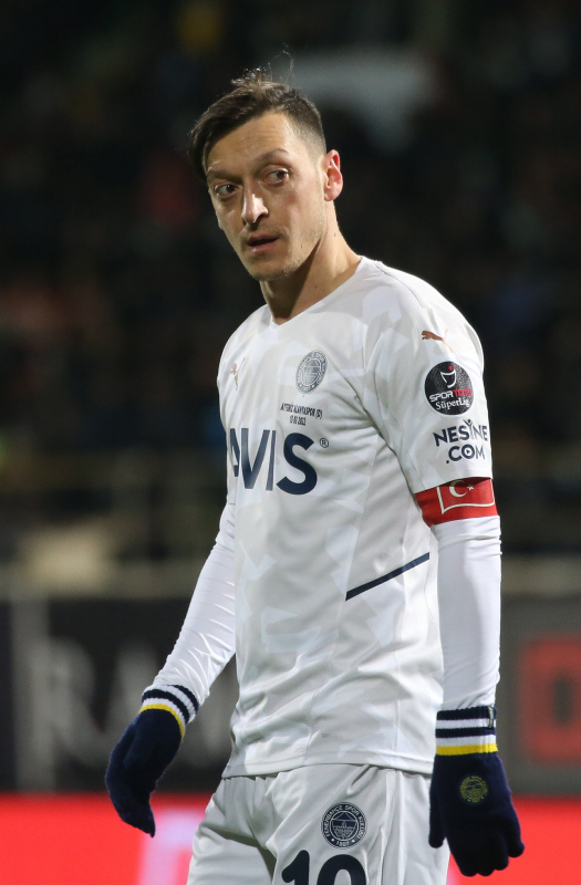 Mesut Özil İngiltere’de manşetlerde! Onun gidişinin ardından...