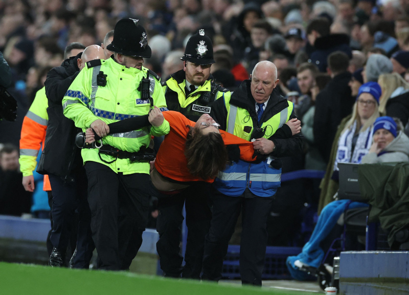 Premier Lig’de Everton - Newcastle United maçında akılalmaz olay! Kale direğine kelepçeledi