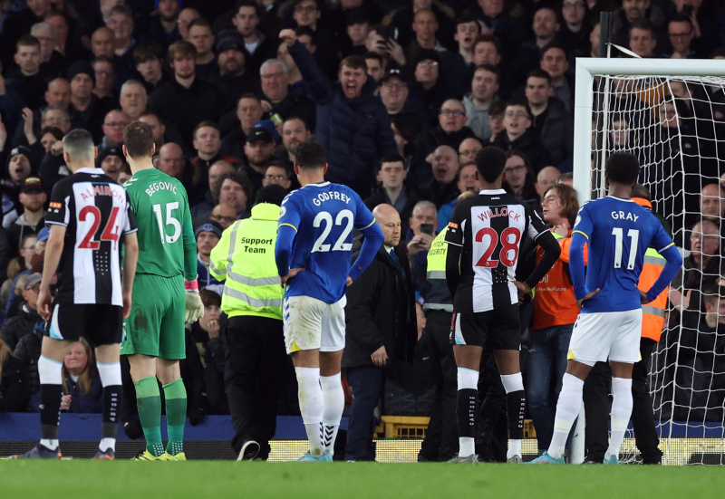 Premier Lig’de Everton - Newcastle United maçında akılalmaz olay! Kale direğine kelepçeledi