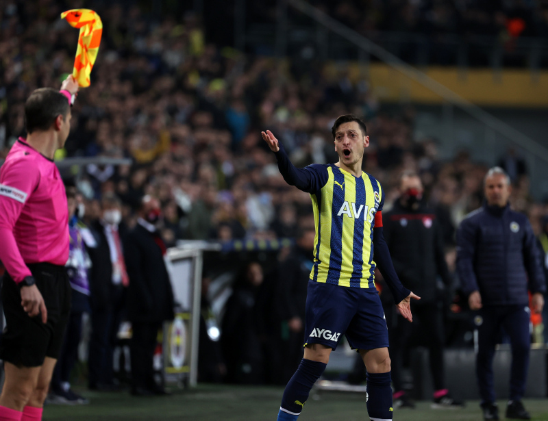 FENERBAHÇE HABERLERİ - Kanarya’nın dünya yıldızı Mesut Özil kadro dışı kaldığını böyle öğrendi!