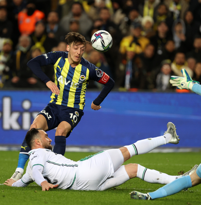 FENERBAHÇE HABERLERİ - Kanarya’nın dünya yıldızı Mesut Özil kadro dışı kaldığını böyle öğrendi!