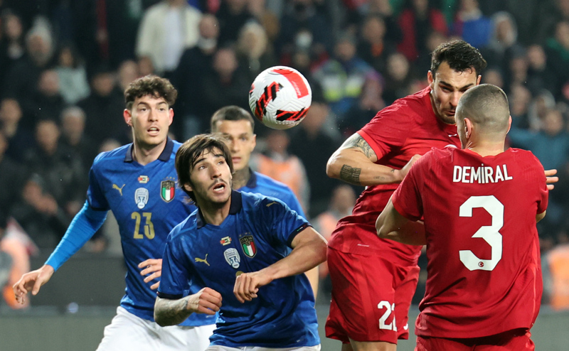 Türkiye İtalya maçı sonrası Stefan Kuntz’u böyle eleştirdi! Nereden tutsak elimizde kalıyor