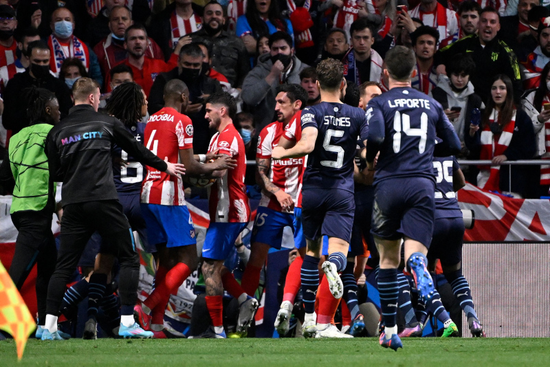 Şampiyonlar Ligi’nde Atletico Madrid - Manchester City maçında gergin dakikalar! Saha bir anda karıştı