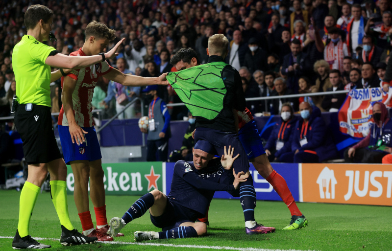 Şampiyonlar Ligi’nde Atletico Madrid - Manchester City maçında gergin dakikalar! Saha bir anda karıştı