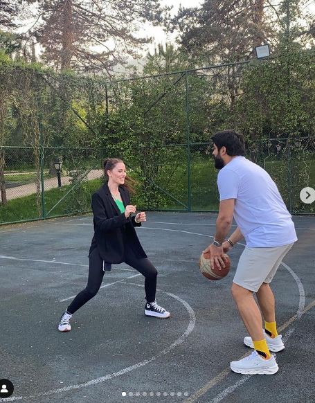 Fahriye Evcen ve Burak Özçivit sosyal medyada gündem oldu! Basketbol maçı yaptılar