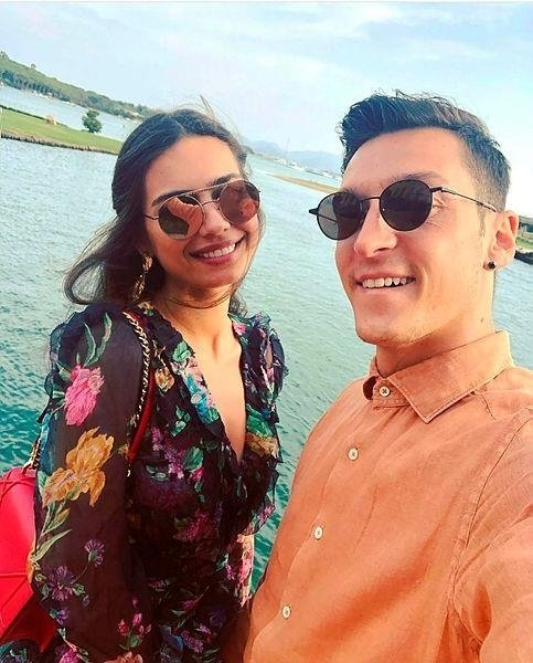 Mesut Özil’den Amine Gülşe’ye dudak uçuklatan hediye!