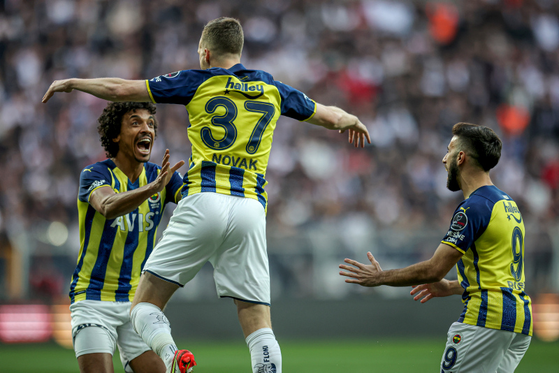 Beşiktaş - Fenerbahçe derbisinde ortam gerildi! İrfan Can Kahveci’ye yabancı madde isabet etti