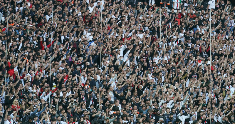 Beşiktaş - Fenerbahçe derbisinde ortam gerildi! İrfan Can Kahveci'ye  yabancı madde isabet etti - Aspor